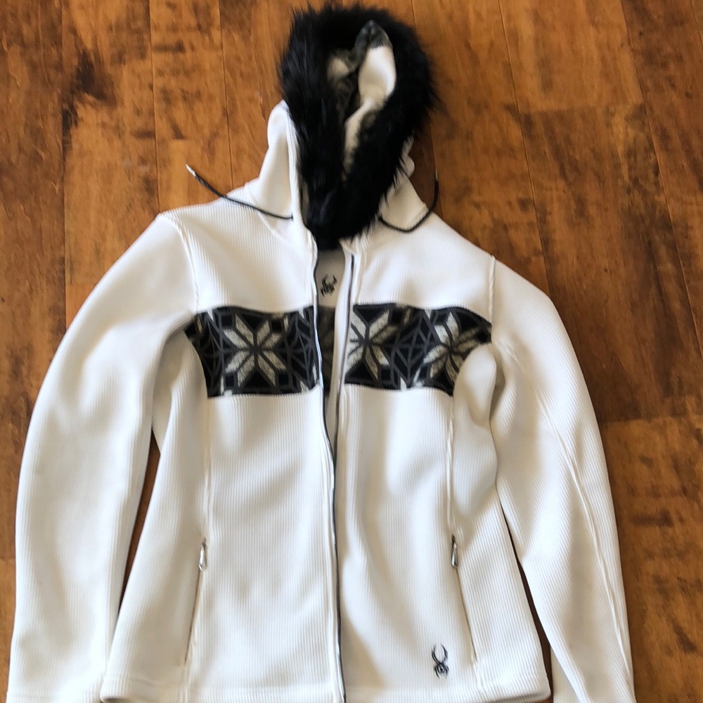 Women’s Spyder coat with fur around good and patterned mid-section.